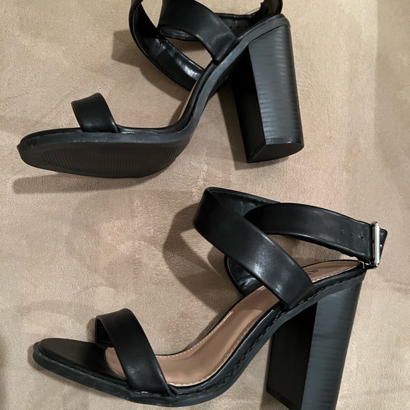 Justfab black criss cross ankle strap size 7.5 NWOT - Picture 3 of 5